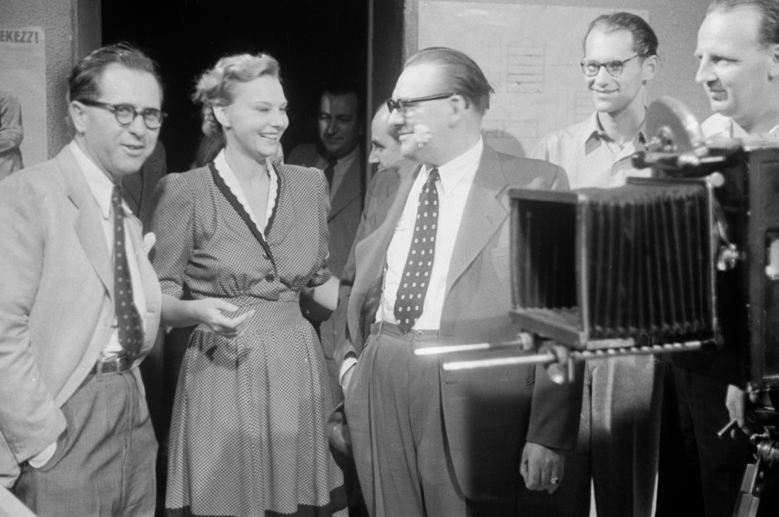 Magyarország, Budapest IX., Könyves Kálmán körút 15., a Magyar Film Iroda Rt (MFI) műterme Az első című film forgatásakor. Balról Cselle Lajos színész, a Színház- és Filmművészeti Kamara főtitkára, Szeleczky Zita színművésznő, Orosz Barna az Iris Filmgyártó és Kölcsönző Kft. egyik tulajdonosa, Kerecsendi Kiss Márton forgatókönyvíró, Cserépy László rendező., 1944, Bojár Sándor, Budapest, színész, rendező, filmkamera, Fortepan #179160