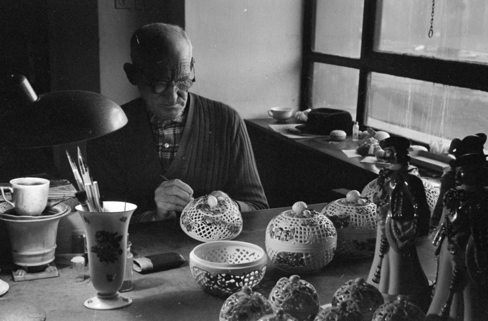 Hungary, Herend, Herendi Porcelángyár, a porcelánfestő mester áttört mintázatú bonbonier fedelét festi., 1966, Bojár Sándor, Fortepan #179181