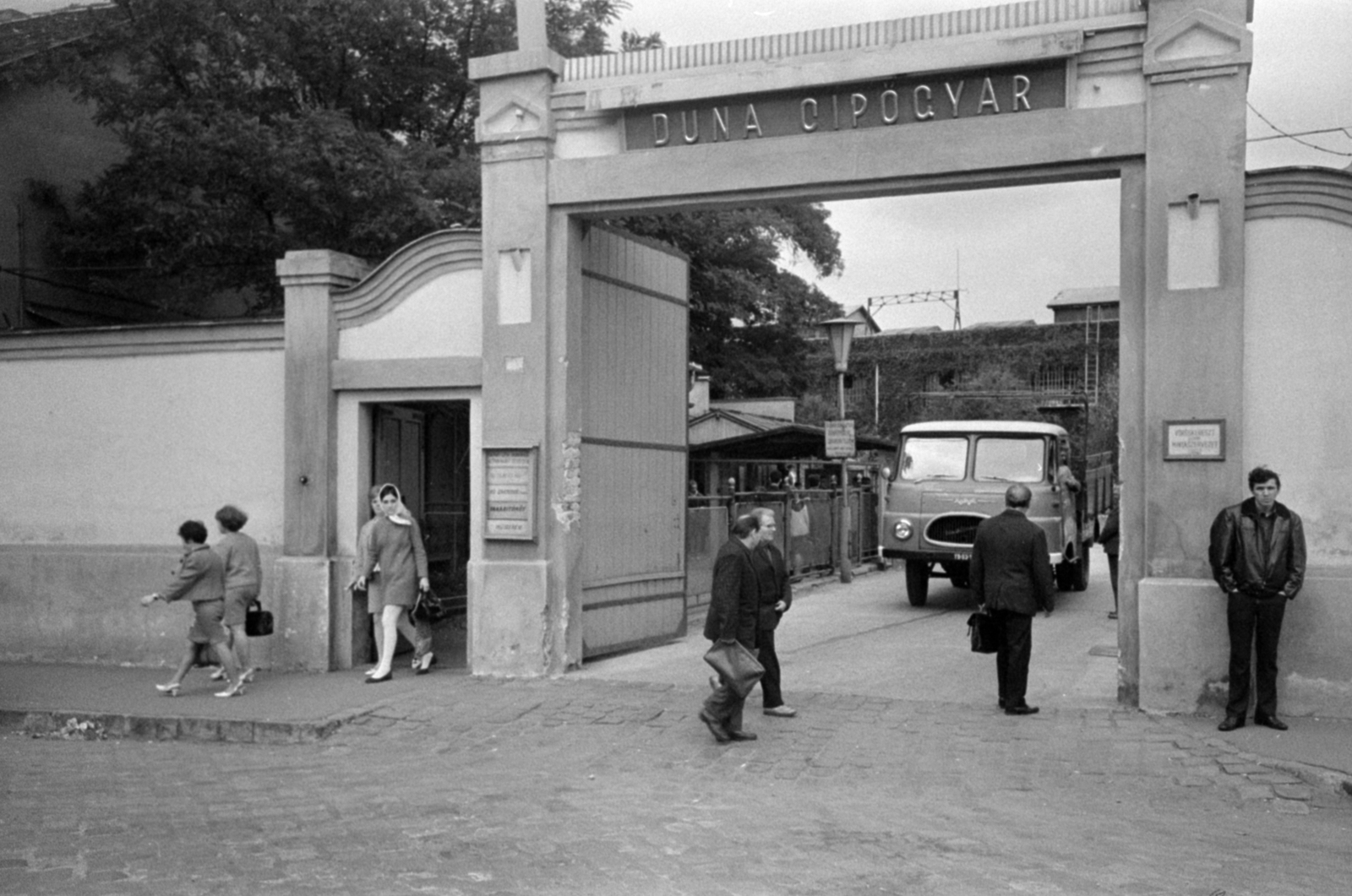 Hungary, Budapest IV., Károlyi István (Táncsics Mihály) utca 10. Duna Cipőgyár, főbejárat., 1968, Bojár Sándor, Budapest, Fortepan #179191