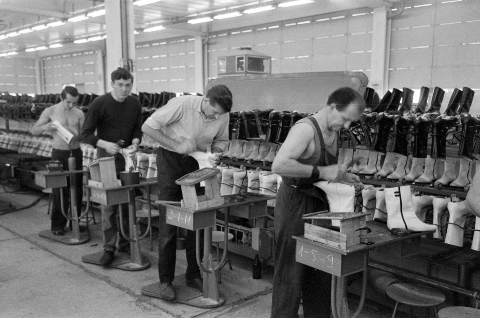 Hungary, Budapest IV., Károlyi István (Táncsics Mihály) utca 10. Duna Cipőgyár., 1968, Bojár Sándor, Budapest, Fortepan #179195