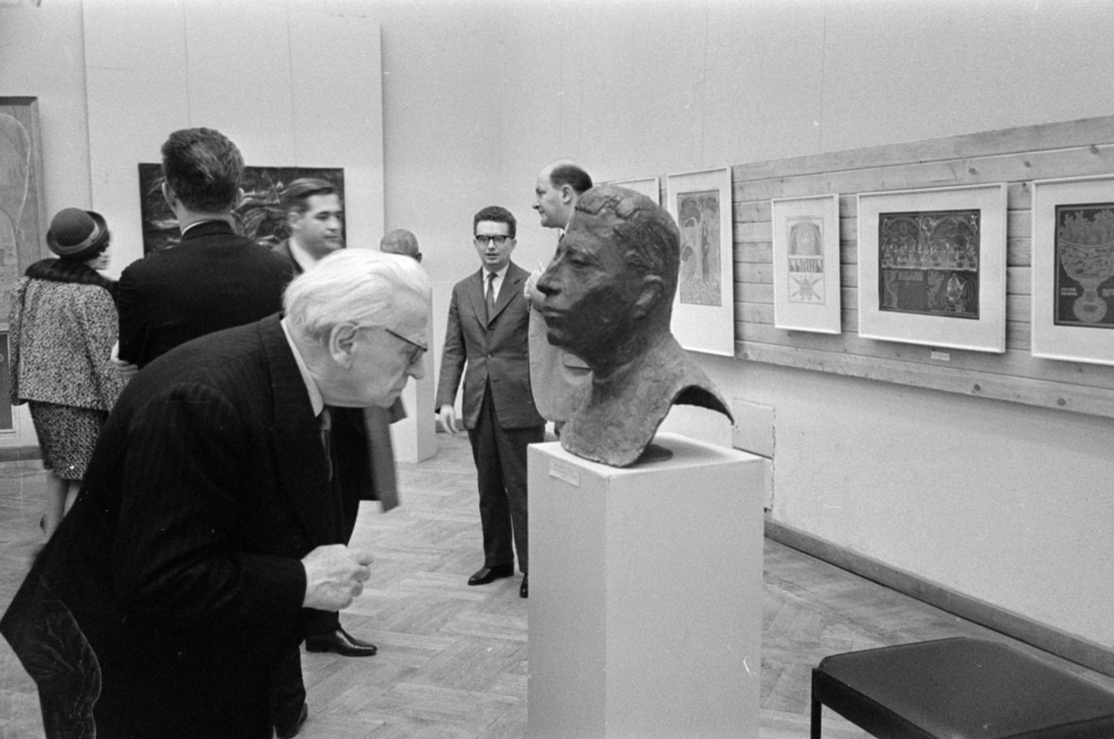 Hungary, Budapest XIV., Műcsarnok, Szovjet képzőművészeti kiállítás, előtérben Kisfaludi Strobl Zsigmond szobrászművész., 1968, Bojár Sándor, Budapest, Fortepan #179210