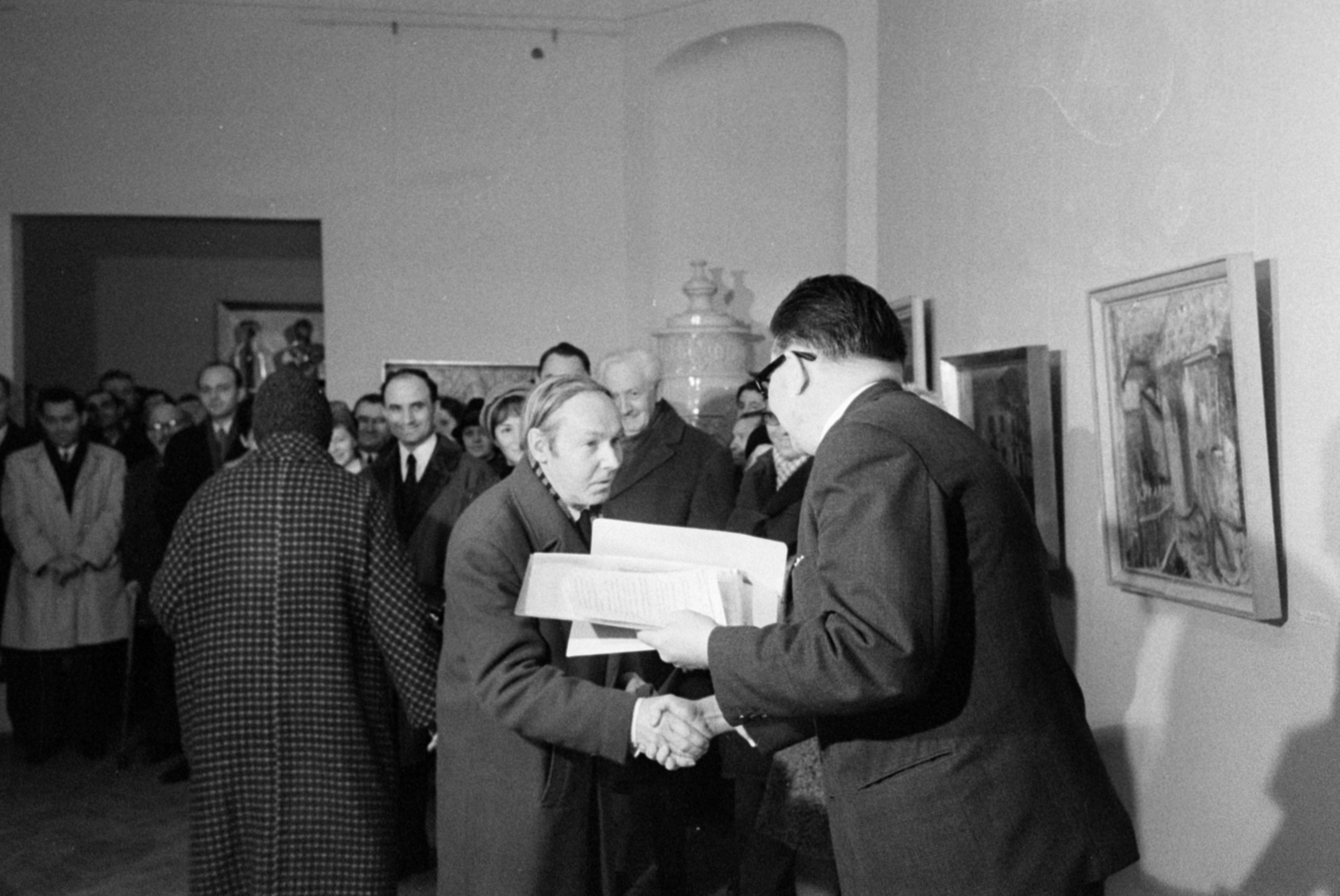 Hungary, Szentendre, Fő (Marx) tér 6., Ferenczy Múzeum. Pest megyei képzőművészek tárlata a KMP megalakulásának 50. évfordulója alkalmából. Dr. Csicsay Iván a Pest megyei Tanács elnökhelyettese gratulál Pirk János festőművésznek., 1968, Bojár Sándor, Fortepan #179214