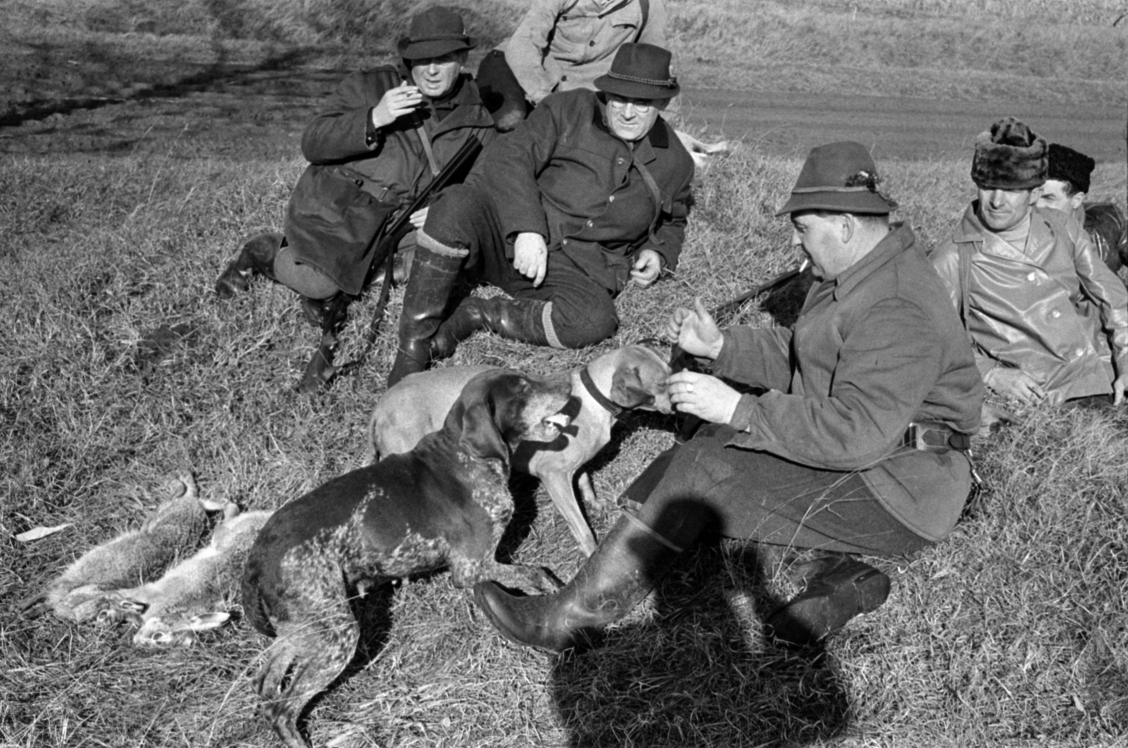 Hungary, Dabas, 1967, Bojár Sándor, shadow selfie, hunting dog, hunter, Fortepan #179241