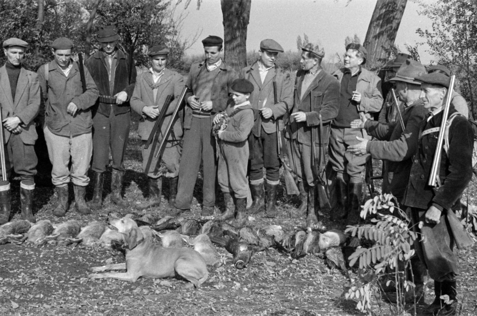 Hungary, Boldog, a felvétel a helyi vadásztársaság fácán- és nyúlvadászatán készült., 1964, Bojár Sándor, hunter, hunting, beret, gun, pheasant, visor cap, Fortepan #179243