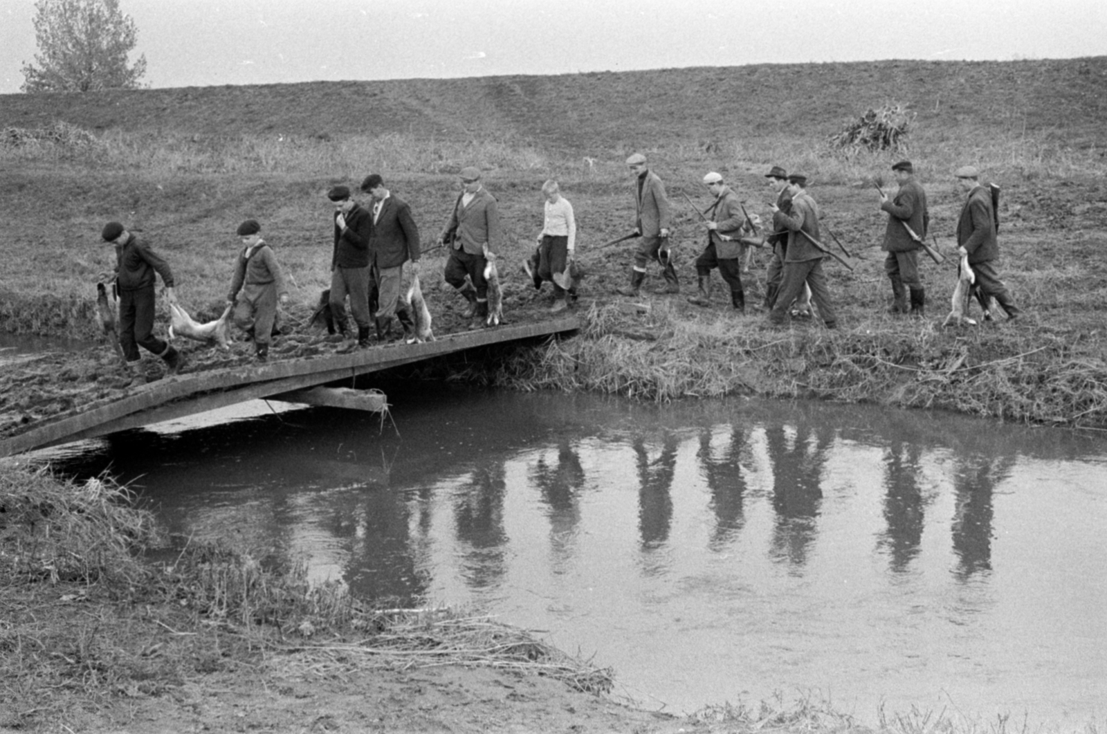 Hungary, Boldog, a felvétel a helyi vadásztársaság fácán- és nyúlvadászatán készült., 1964, Bojár Sándor, bridge, hunting, beret, stream, gun, Fortepan #179249