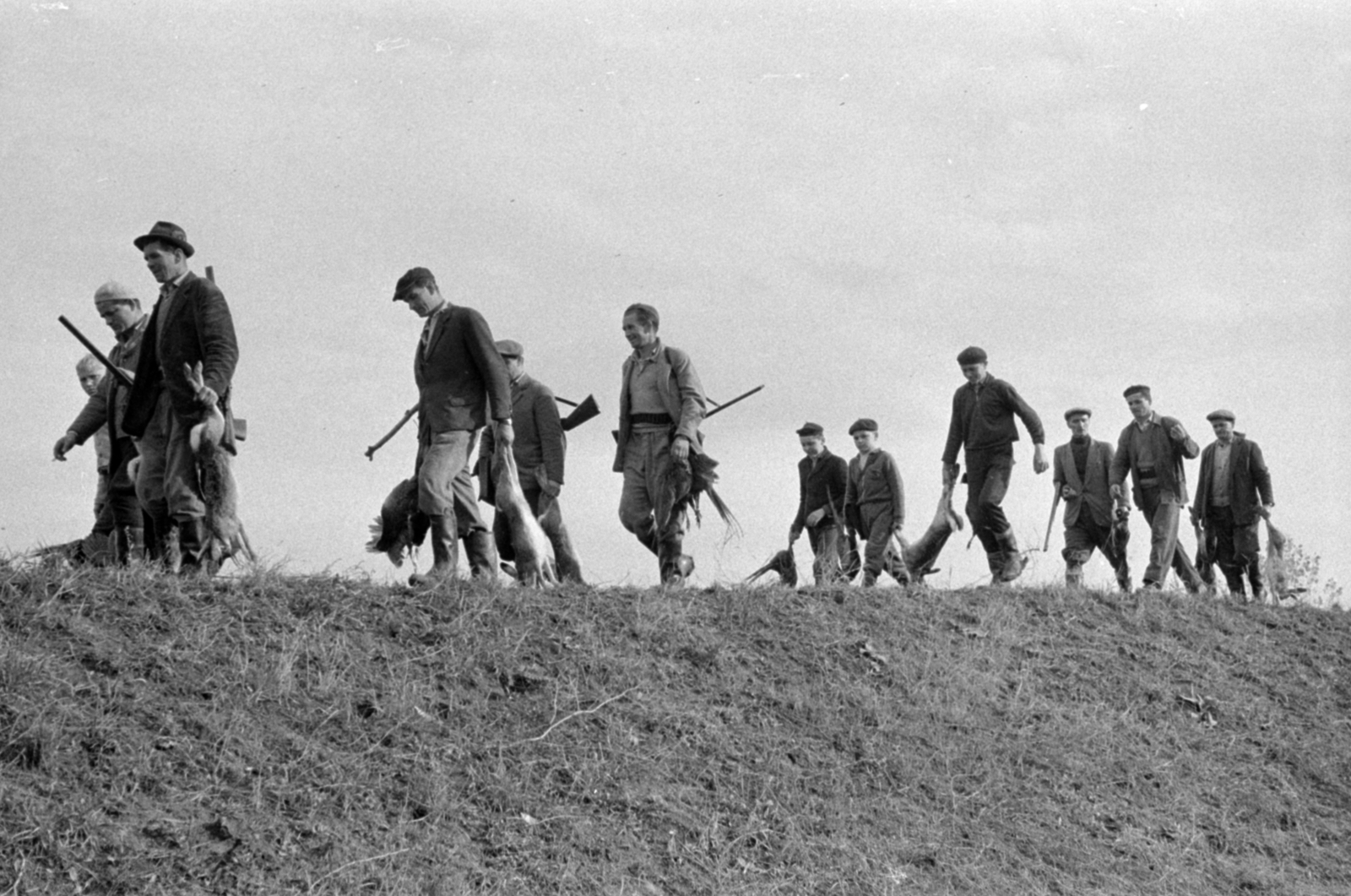 Magyarország, Pozsonyboldogfa, a felvétel a helyi vadásztársaság fácán- és nyúlvadászatán készült., 1964, Bojár Sándor, vadász, vadászat, nyúl, simléderes sapka, Fortepan #179251