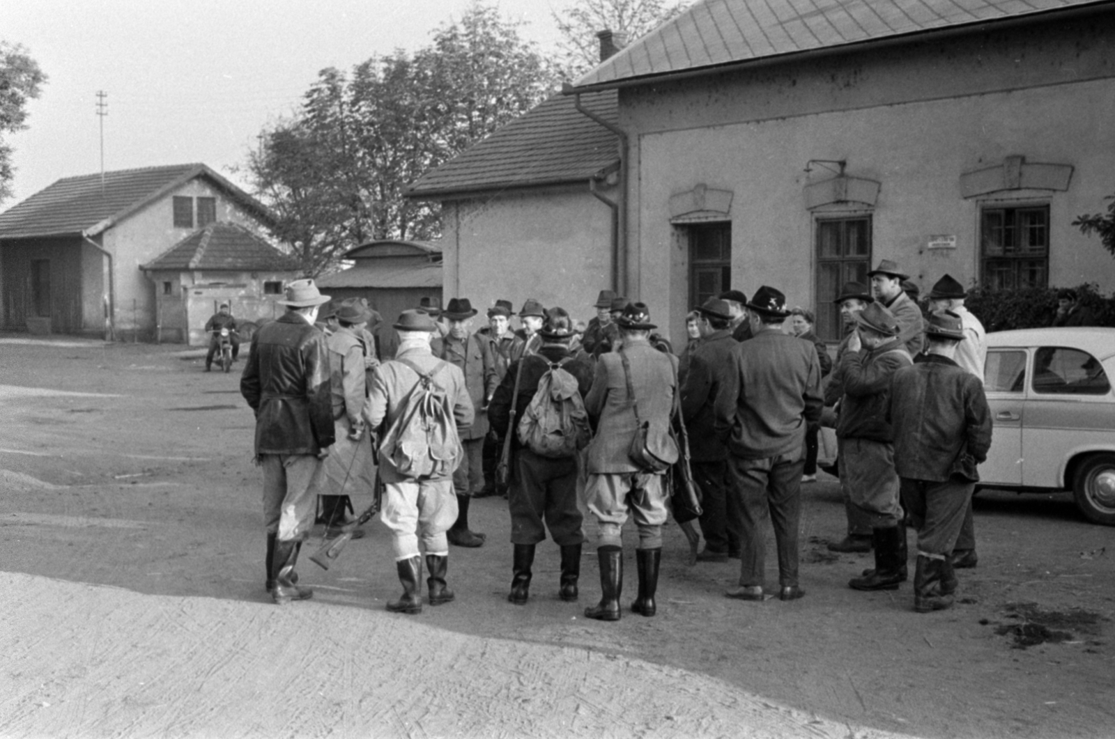 Hungary, Ócsa, Damjanich utca, a Kohó- és Gépipari Minisztérium Szabadság Vadásztársaságának fácán- és nyúlvadászatára érkezők a vasútállomás előtt., 1965, Bojár Sándor, Fortepan #179272