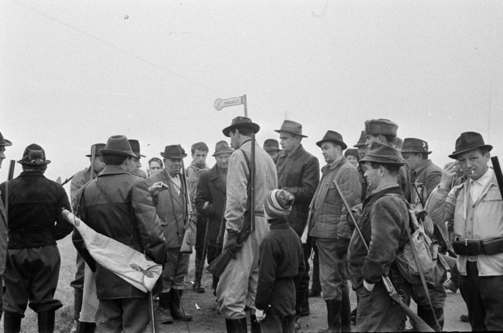 Hungary, Ócsa, a felvétel a Kohó- és Gépipari Minisztérium Szabadság Vadásztársaságának fácán- és nyúlvadászatán készült., 1965, Bojár Sándor, Fortepan #179275