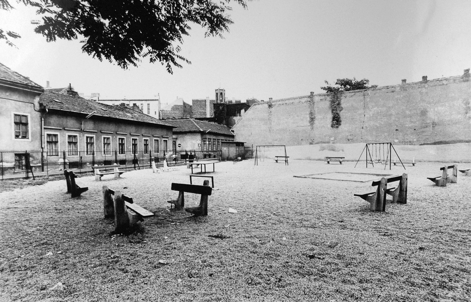 Hungary, Budapest VIII., Nap utca, szemben a Hock János utca torkolata, háttérben a Fazekas gimnázium épülete és a Baptista gyülekezet imaházának tornya., 1980, Jankovszky György, playground, bench, Budapest, Fortepan #17932