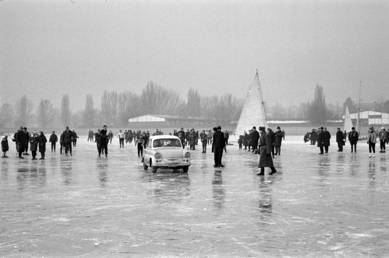 Magyarország, Balatonfüred, Trabant 500-as típusú személygépkocsi, Balatonföldvárról a befagyott Balatonon érkezett a hajóállomáshoz., 1967, Bojár Sándor, Trabant 500, rendszám, jégvitorlás, Fortepan #179321