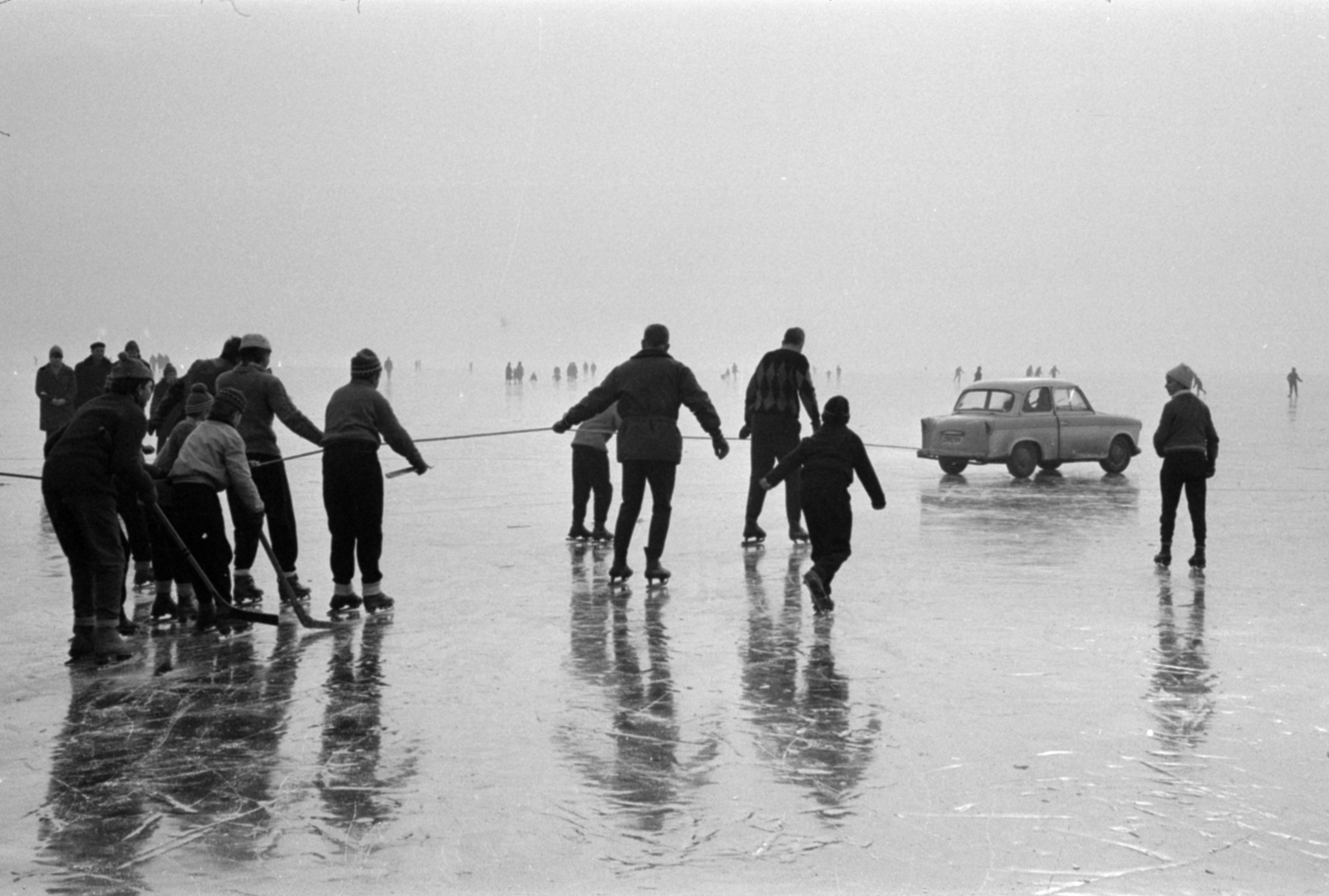 Hungary, Balatonfüred, korcsolyázókat vontat a Trabant 500-as típusú személygépkocsi, Balatonföldvárról a befagyott Balatonon érkezett a hajóállomáshoz., 1967, Bojár Sándor, skating, Fortepan #179324