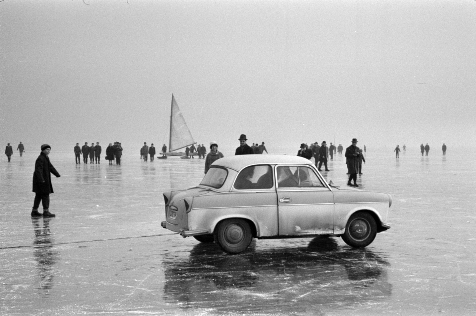 Hungary, Balatonfüred, a korcsolyázókat vontató Trabant 500-as típusú személygépkocsi, Balatonföldvárról a befagyott Balatonon érkezett a hajóállomáshoz., 1967, Bojár Sándor, Fortepan #179325