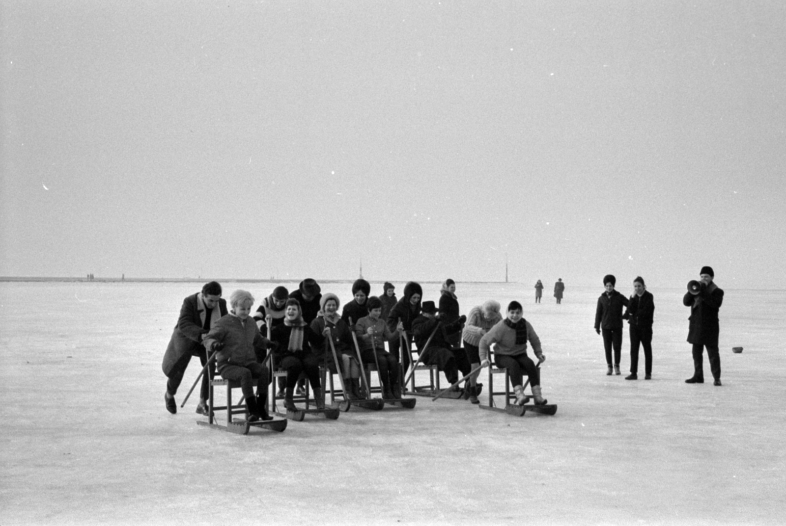 Hungary, Balatonfüred, fakutyázók, a befagyott Balaton a hajóállomásnál., 1967, Bojár Sándor, Fortepan #179329