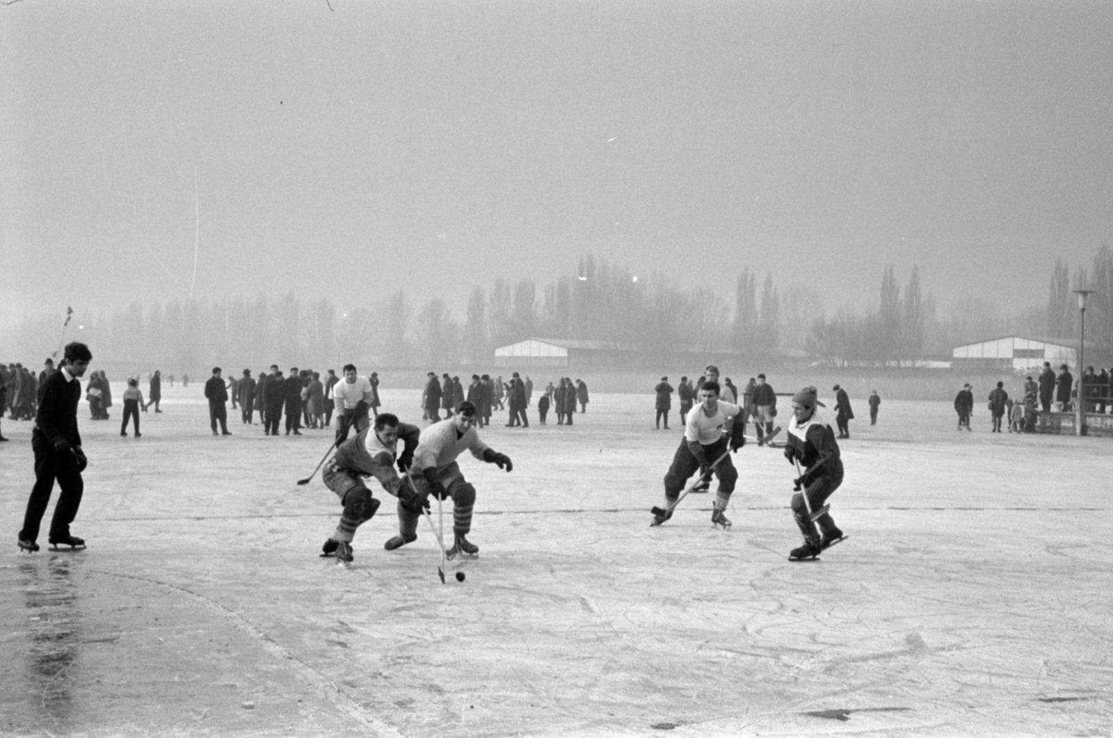 Magyarország, Balatonfüred, jégkorongozók, a befagyott Balaton a hajóállomásnál., 1967, Bojár Sándor, Fortepan #179334