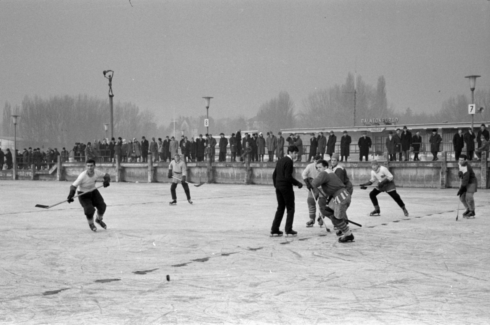 Hungary, Balatonfüred, jégkorongozók, a befagyott Balaton a hajóállomásnál., 1967, Bojár Sándor, Fortepan #179335