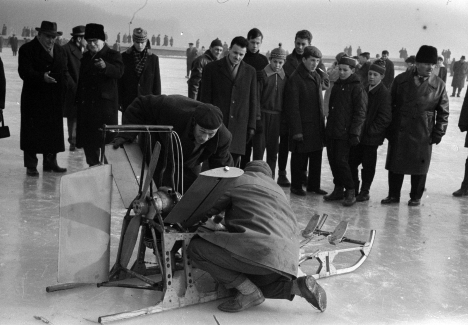 Hungary, Balatonfüred, az első balatoni motoros jégszán, amelyet Csabankó Gyula technikus tervezett és készített. A befagyott Balaton a hajóállomásnál., 1967, Bojár Sándor, Fortepan #179338