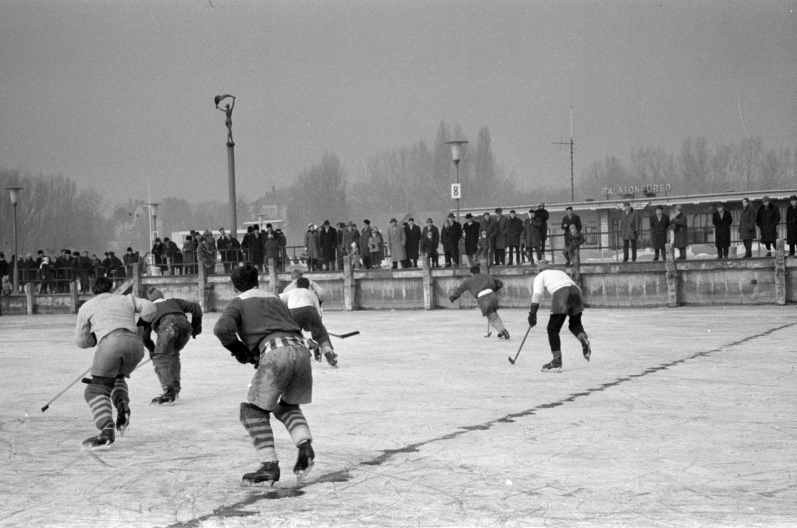 Hungary, Balatonfüred, jégkorongozók, a befagyott Balaton a hajóállomásnál., 1967, Bojár Sándor, Fortepan #179341
