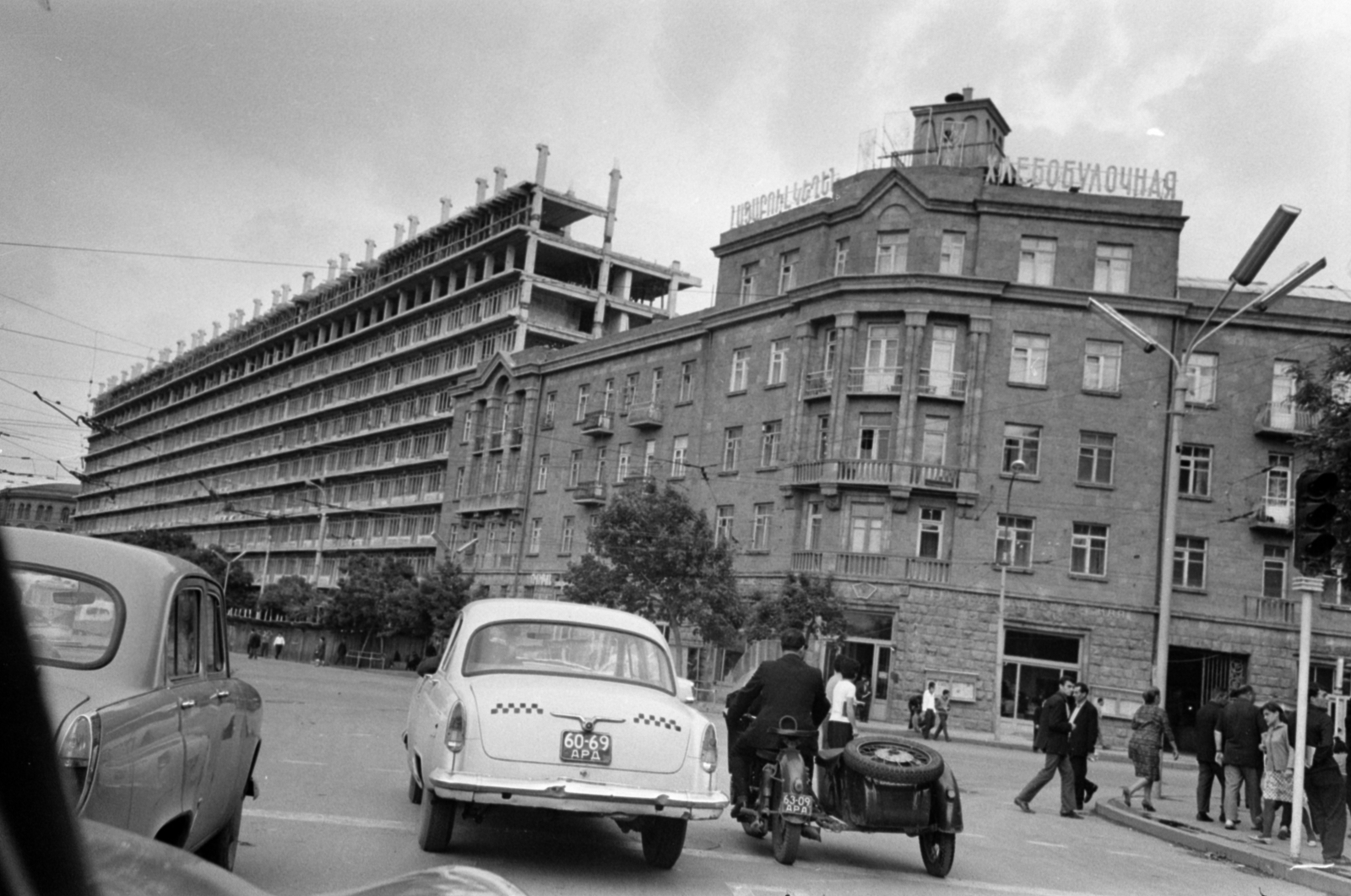 Yerevan, Khanjyan út az Agatangeghos út felé nézve, előtérben a Tigran Mets sugárút kereszteződése., 1967, Bojár Sándor, Soviet Union, motorcycle with sidecar, M21 Wolga, Fortepan #179345