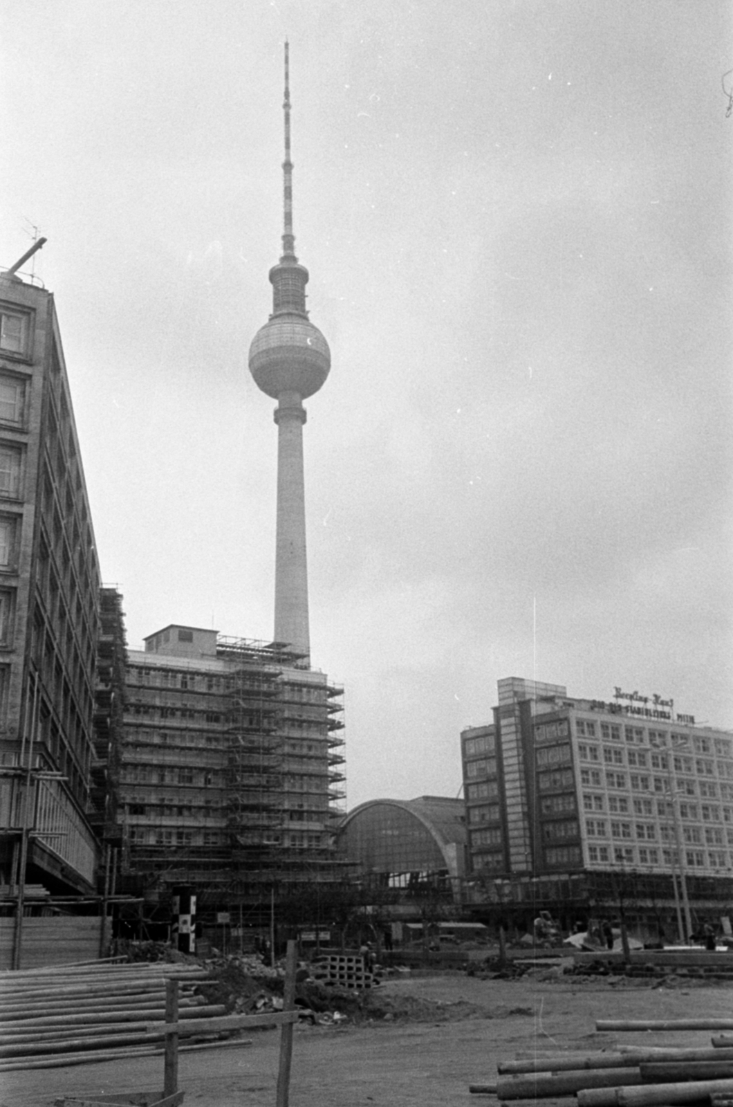 Németország, Berlin, Kelet-Berlin, Alexanderplatz, a TV torony építése. Középen az Alexanderplatz vasútállomás., 1969, Bojár Sándor, NDK, Fortepan #179377