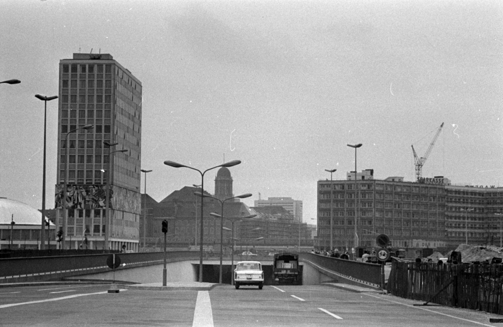 Németország, Berlin, Kelet-Berlin, Otto-Braun-Strasse (Hans-Beimler-Strasse), aluljáró az Alexanderplatznál., 1969, Bojár Sándor, NDK, Fortepan #179378