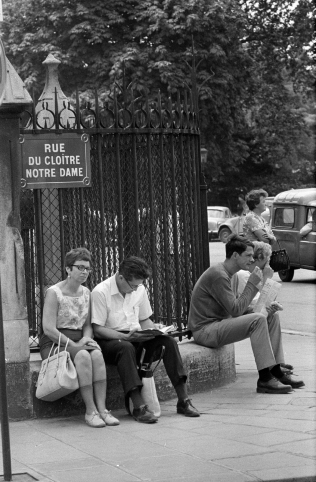 France, Paris, Cité-sziget, Rue Du Cloître Notre-Dame, a felvétel a Notre-Dame kerítésénél készült., 1967, Bojár Sándor, Fortepan #179386