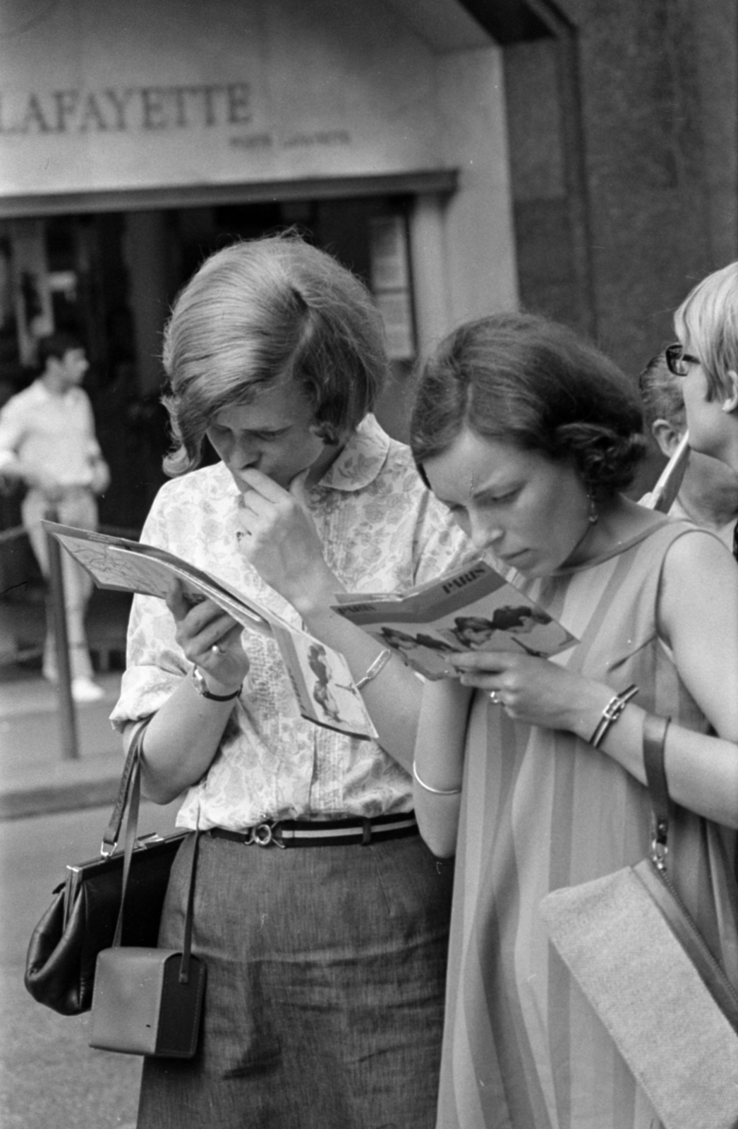 France, Paris, Rue de la Chaussée-d'Antin, háttérben a Galeries Lafayette Haussmann áruház., 1967, Bojár Sándor, reading, Fortepan #179397