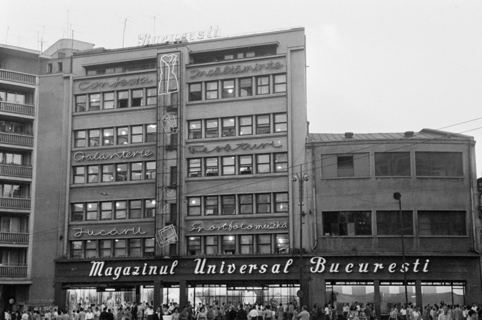 Románia, Bukarest, Bulevardul Ion C. Bratianu (Bulevardul 1848), a Magazinul Universal Bucuresti áruház., 1965, Bojár Sándor, Fortepan #179401