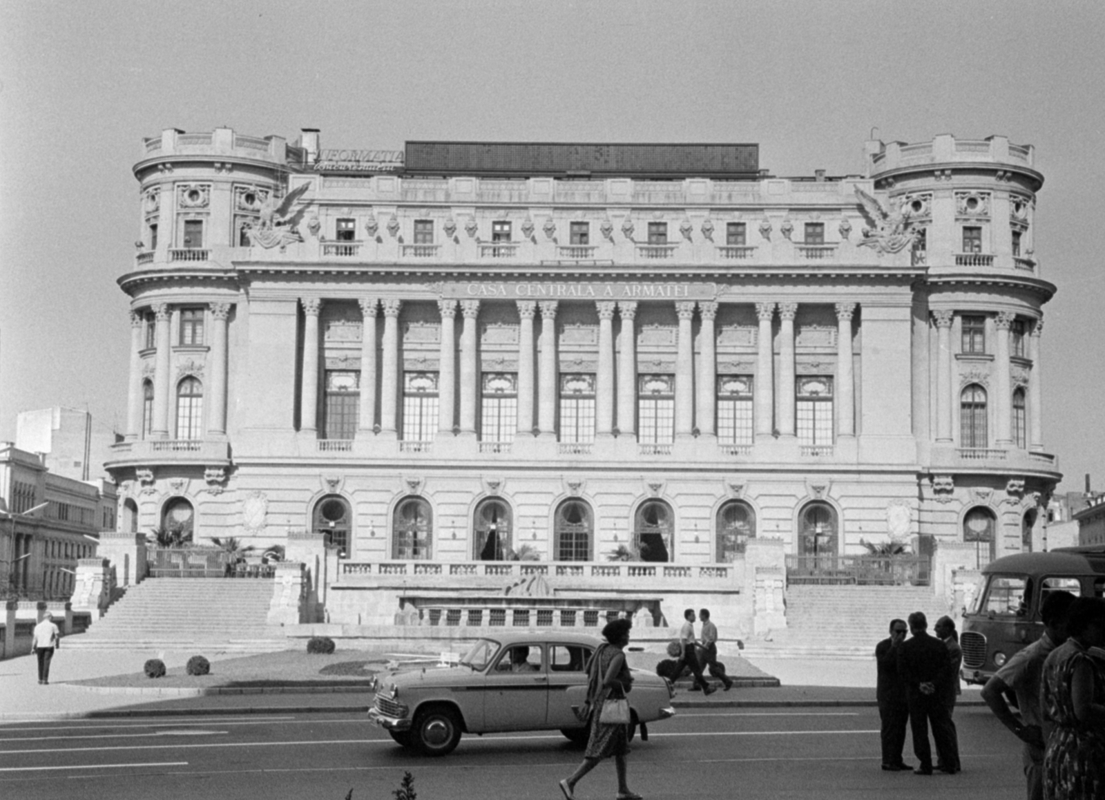 Románia, Bukarest, a Tiszti Kaszinó (akkoriban a Hadsereg Központi Háza) a Calea Victoriei felől nézve., 1965, Bojár Sándor, Fortepan #179404