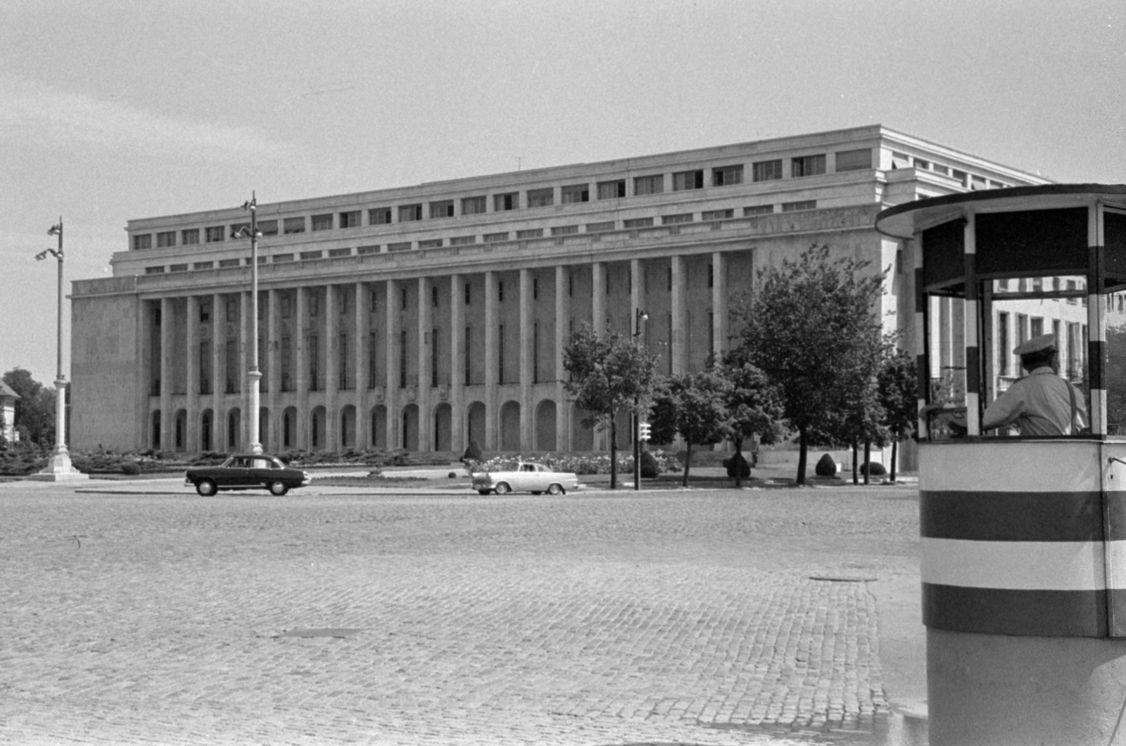 Románia, Bukarest, Piața Victoriei, szemben a Palatul Victoria (kormányzati épület)., 1965, Bojár Sándor, Fortepan #179410