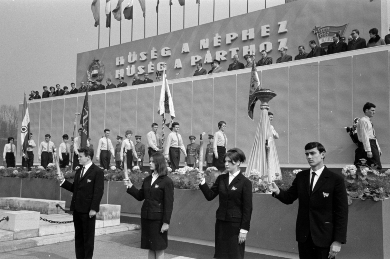 Magyarország, Budapest XIV., Hősök tere, dísztribün a Millenniumi emlékmű előtt. A felvétel a KISZ fogalomtételi ünnepségén, 1966. április 4-én készült., 1966, Bojár Sándor, Budapest, Fortepan #179431