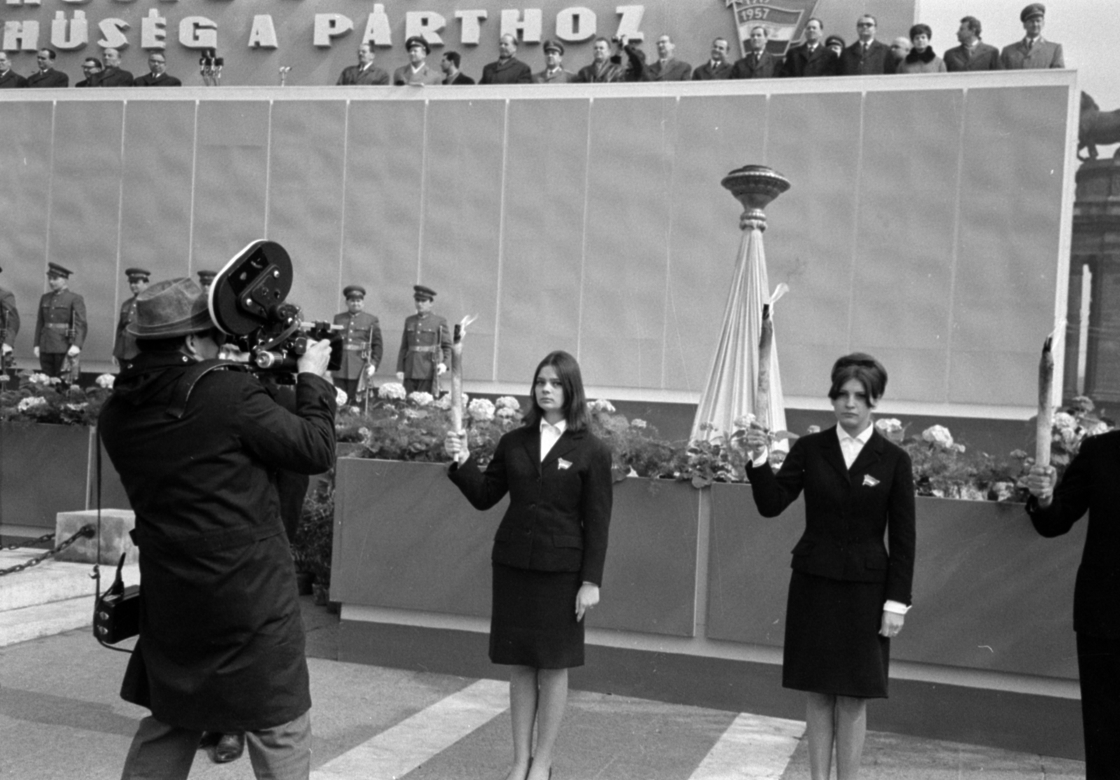 Magyarország, Budapest XIV., Hősök tere, dísztribün a Millenniumi emlékmű előtt. A felvétel a KISZ fogalomtételi ünnepségén, 1966. április 4-én készült., 1966, Bojár Sándor, Budapest, Fortepan #179432