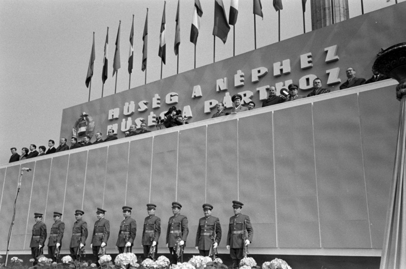Magyarország, Budapest XIV., Hősök tere, dísztribün a Millenniumi emlékmű előtt. A felvétel a KISZ fogalomtételi ünnepségén, 1966. április 4-én készült., 1966, Bojár Sándor, Budapest, Fortepan #179433