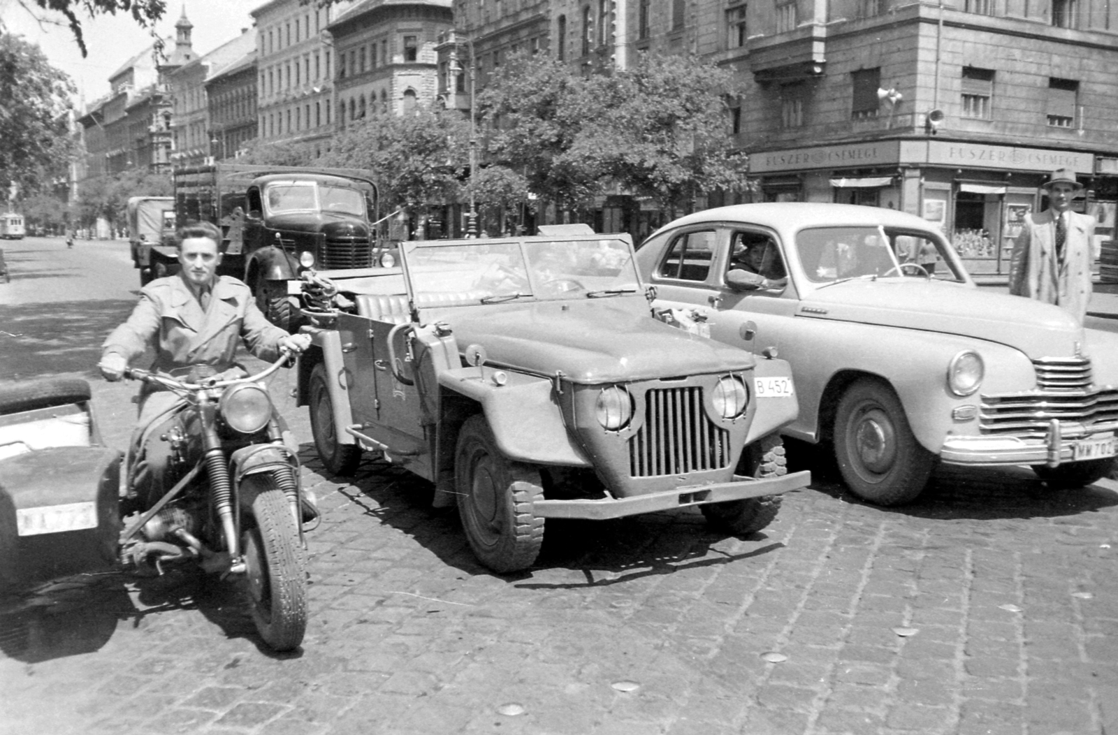 Hungary, Budapest VIII., József körút, jobbra a Corvin (Kisfaludy) köz. BMW R75 típusú motorkerékpár, Skoda 1100 P (Colonial) dzsip, Pobjeda személygépkocsi., 1952, Magyar Rendőr, transport, sign-board, Czechoslovak brand, German brand, Soviet brand, GAZ-brand, commercial vehicle, street view, Skoda-brand, BMW-brand, motorcycle with sidecar, M20 Pobeda, Budapest, Zis-brand, Fortepan #17944