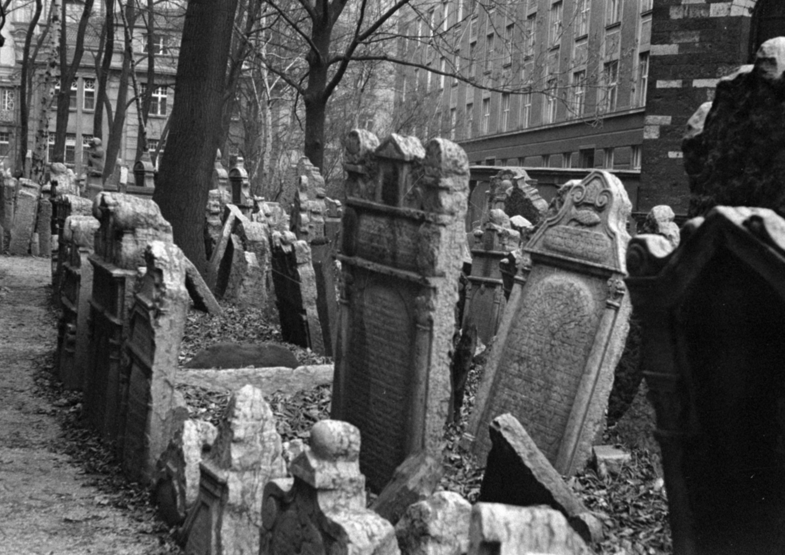 Czech Republik, Prague, Régi zsidó temető, jobbra az ulice U starého hřbitova., 1968, Bojár Sándor, Fortepan #179447