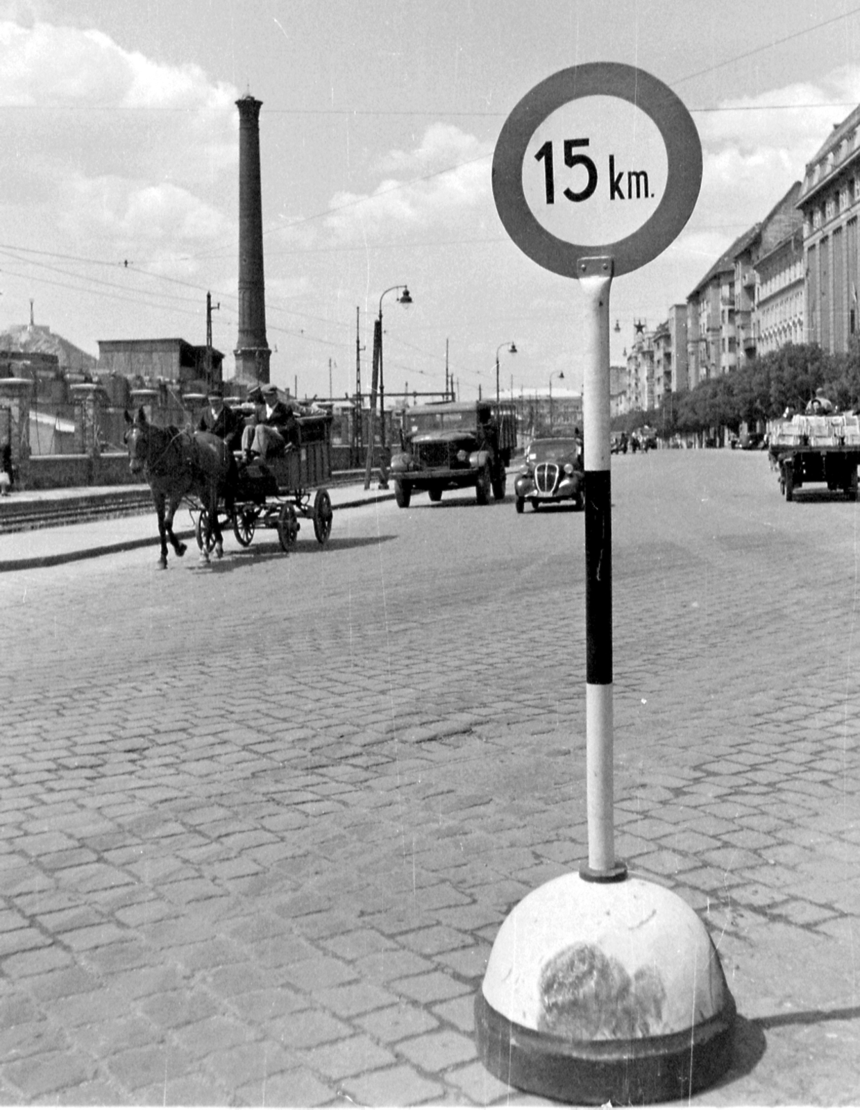 Hungary, Budapest IX., Közraktár utca, balra az Elevátor-ház maradványa., 1952, Magyar Rendőr, transport, horse, Horse-drawn carriage, commercial vehicle, street view, Fiat-brand, Csepel-brand, road sign, automobile, Budapest, Fortepan #17945