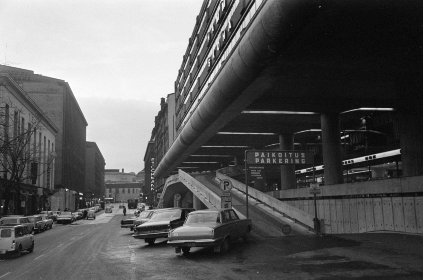 Finland, Helsinki, Keskuskatu a Kaivokatu felől a Svéd Színház felé nézve, jobbra a City-Center (Makkaratalo) bevásárlóközpont., 1967, Bojár Sándor, Fortepan #179454