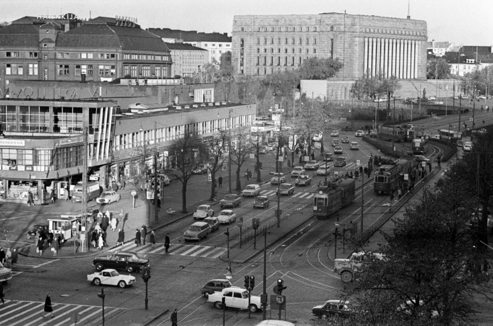 Finland, Helsinki, középen átlósan a Mannerheimintie, előtérben balra Simonkatu, jobbra a Kaivokatu, háttérben középen a Parlament. A felvétel a Mannerheimintie 5., a Bio-Bio (később Bio Illusion) mozi épületéből készült., 1967, Bojár Sándor, crosswalk, Fortepan #179469