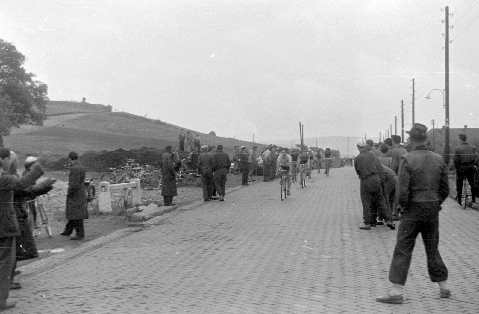 Hungary, Óbuda, Budapest III., Bécsi út a Laborc utcánál, a Zay utca felé nézve., 1952, Magyar Rendőr, bicycle, competition, ceramics, Budapest, racing bicycle, Fortepan #17947