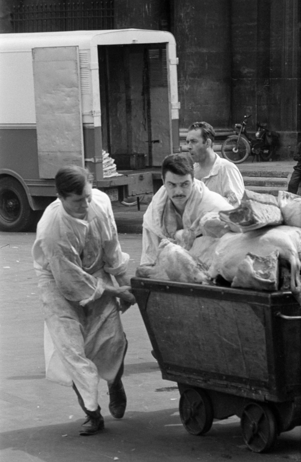 Franciaország, Párizs, Les Halles, Párizs nagybani piaca a Rue Coquillière - Rue Rambuteau - Rue du Jour találkozásánál. Háttérben a Szent Euszták-templom bejárata., 1967, Bojár Sándor, Fortepan #179484