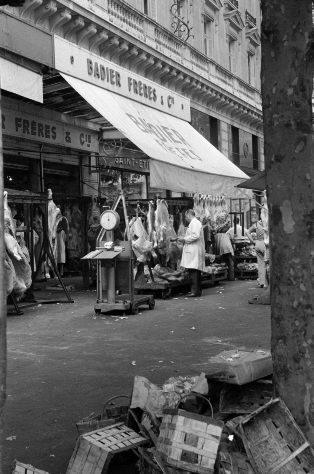 France, Paris, Les Halles, Párizs nagybani piaca. Hentesek a Rue Coquillière - Rue du Louvre sarkán álló ház előtt., 1967, Bojár Sándor, Fortepan #179487