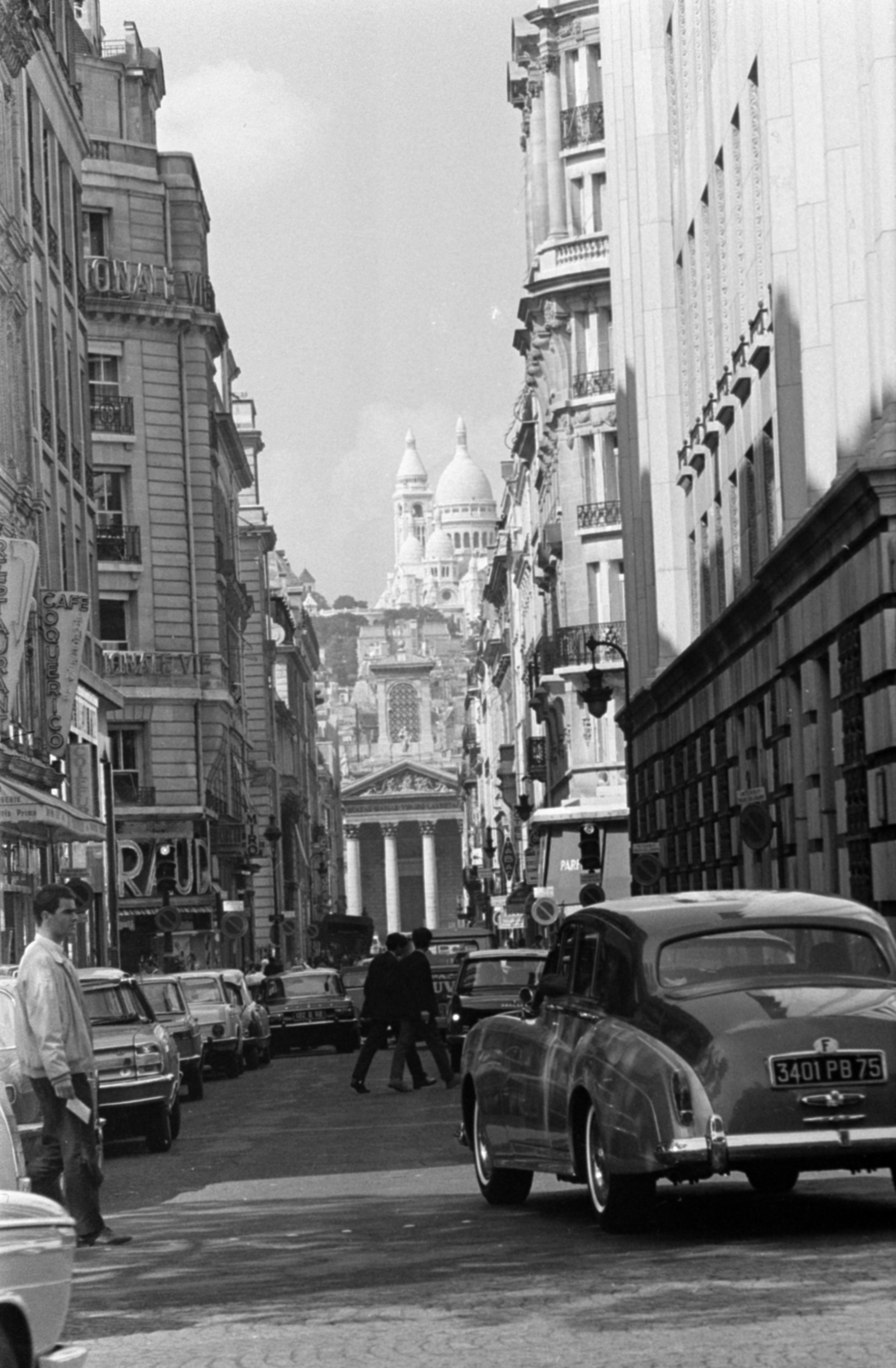 France, Paris, Rue Laffitte a Boulevard des Italiens felől a Notre-Dame-de-Lorette templom felé nézve, a háttérben a Montmartre dombon a Sacré Coeur-bazilika látszik., 1967, Bojár Sándor, Fortepan #179503