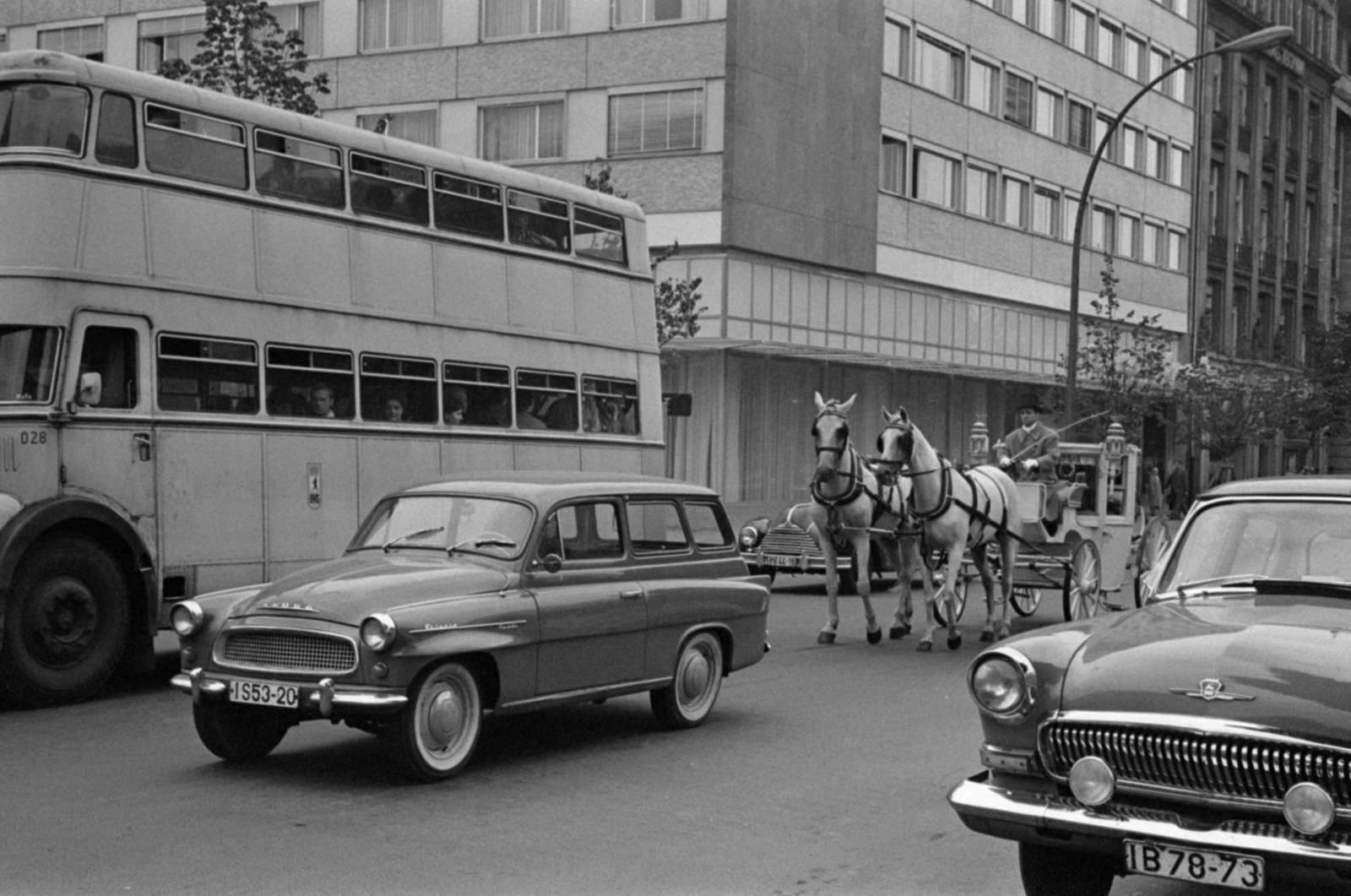 Germany, Berlin, Kelet-Berlin, Unter den Linden, balra a busz mögött a Friedrichstrasse. A sarkon a Hotel Unter den Linden., 1968, Bojár Sándor, GDR, double-decker, Horse-drawn carriage, Fortepan #179527