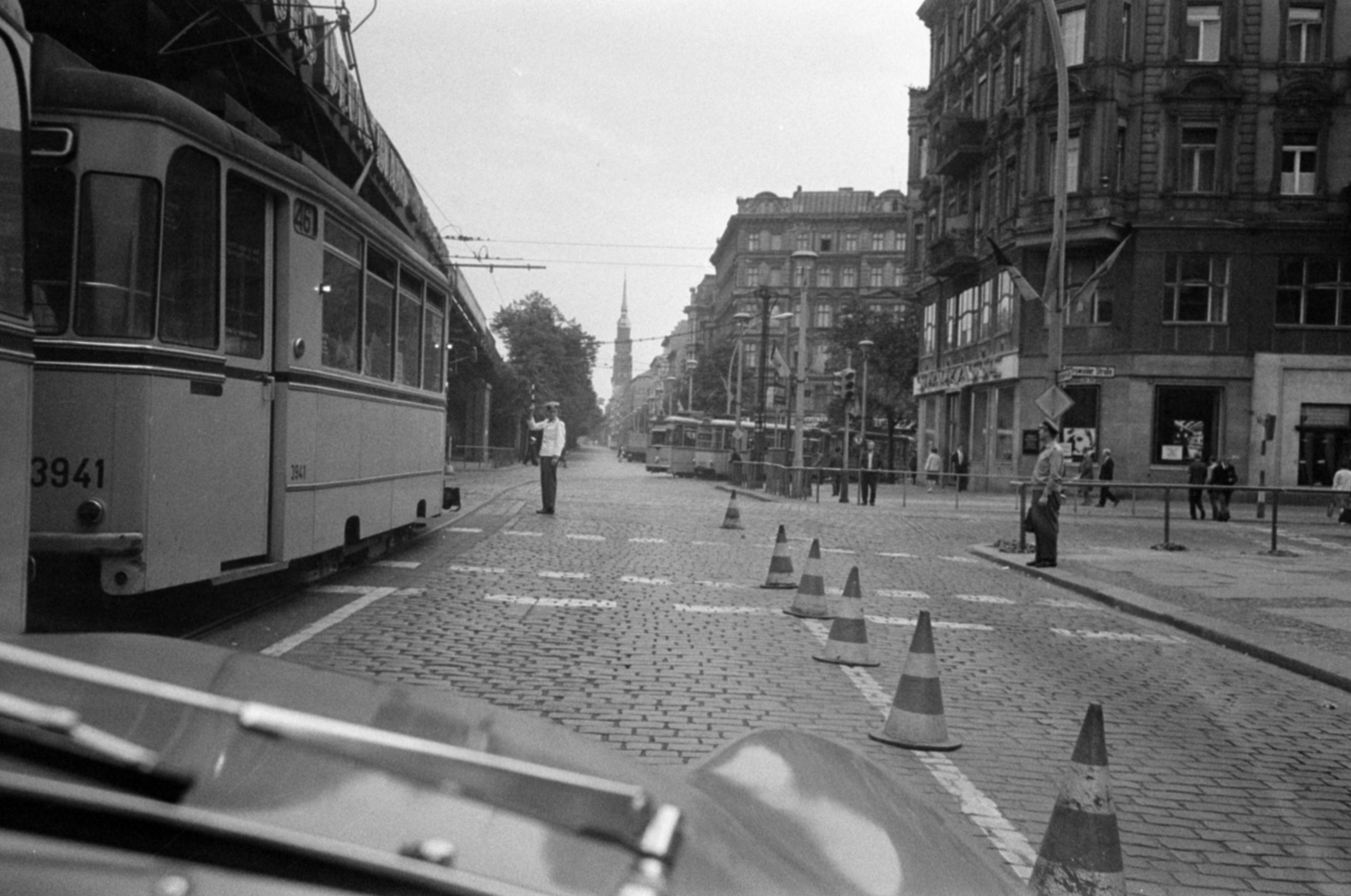 Germany, Berlin, Kelet-Berlin, a Schönhauser Allee az Eberswalder Strasse sarkánál. A távolban a Segenskirche tornya látszik., 1968, Bojár Sándor, GDR, Fortepan #179528