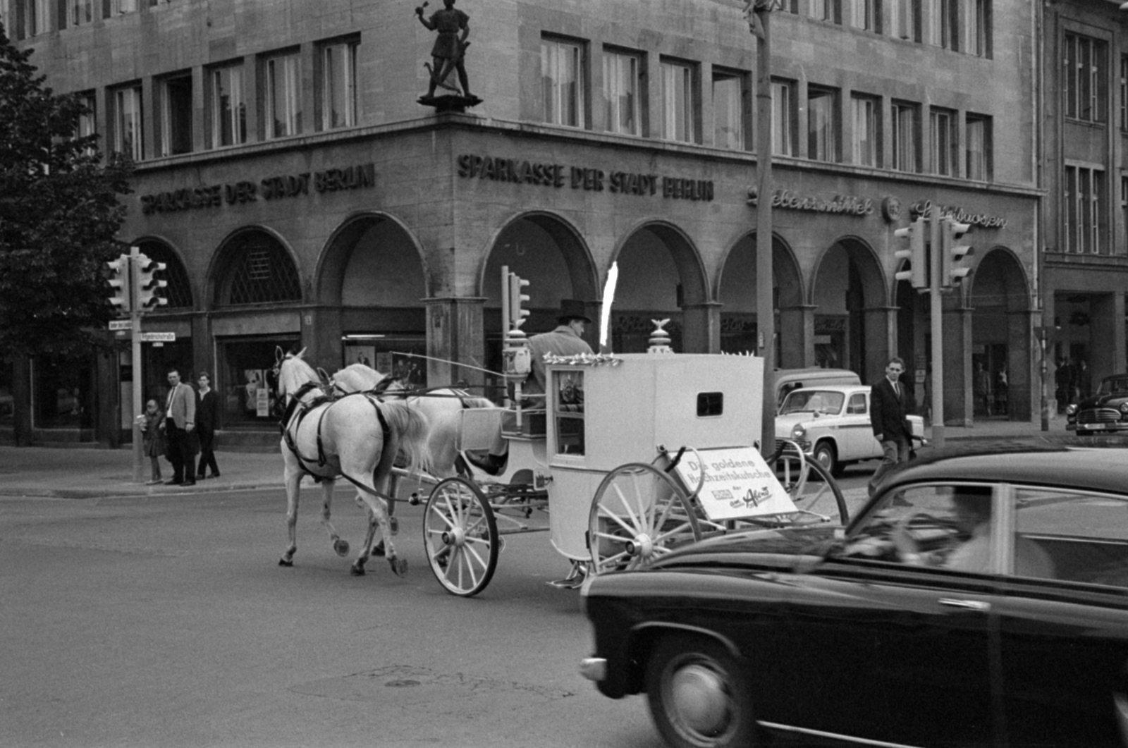 Germany, Berlin, Kelet-Berlin, Friedrichstrasse - Unter den Linden sarok, a Svájci-ház (Haus der Schweiz). A ház sarkán Tell Vilmos szobra., 1968, Bojár Sándor, carriage, GDR, Horse-drawn carriage, Fortepan #179530