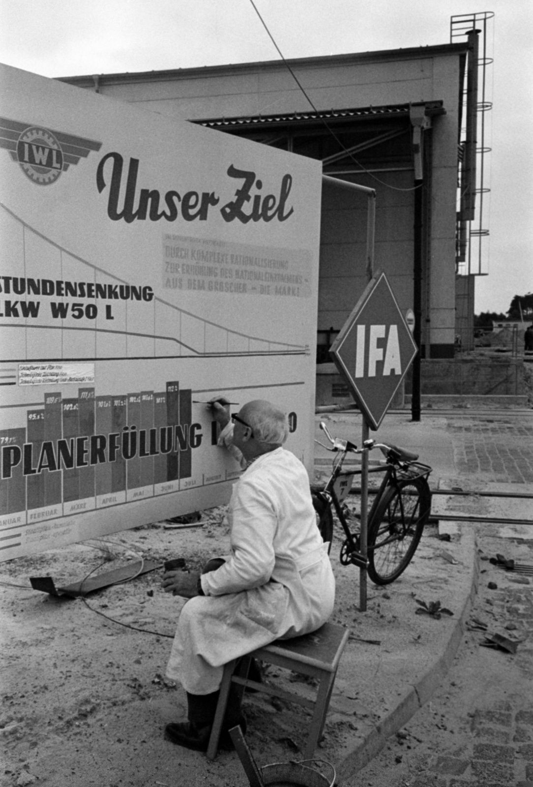 Németország, Ludwigsfelde, VEB IFA-Automobilwerke Ludwigsfelde, az IFA típusú teherautók gyára., 1966, Bojár Sándor, NDK, német szöveg, címfestő, kihalt mesterség, Fortepan #179542