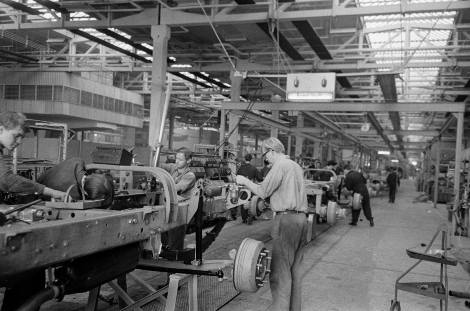 Németország, Ludwigsfelde, VEB IFA-Automobilwerke Ludwigsfelde üzemcsarnoka, IFA W50 típusú teherautók szerelősora., 1966, Bojár Sándor, NDK, IFA W50, Fortepan #179544
