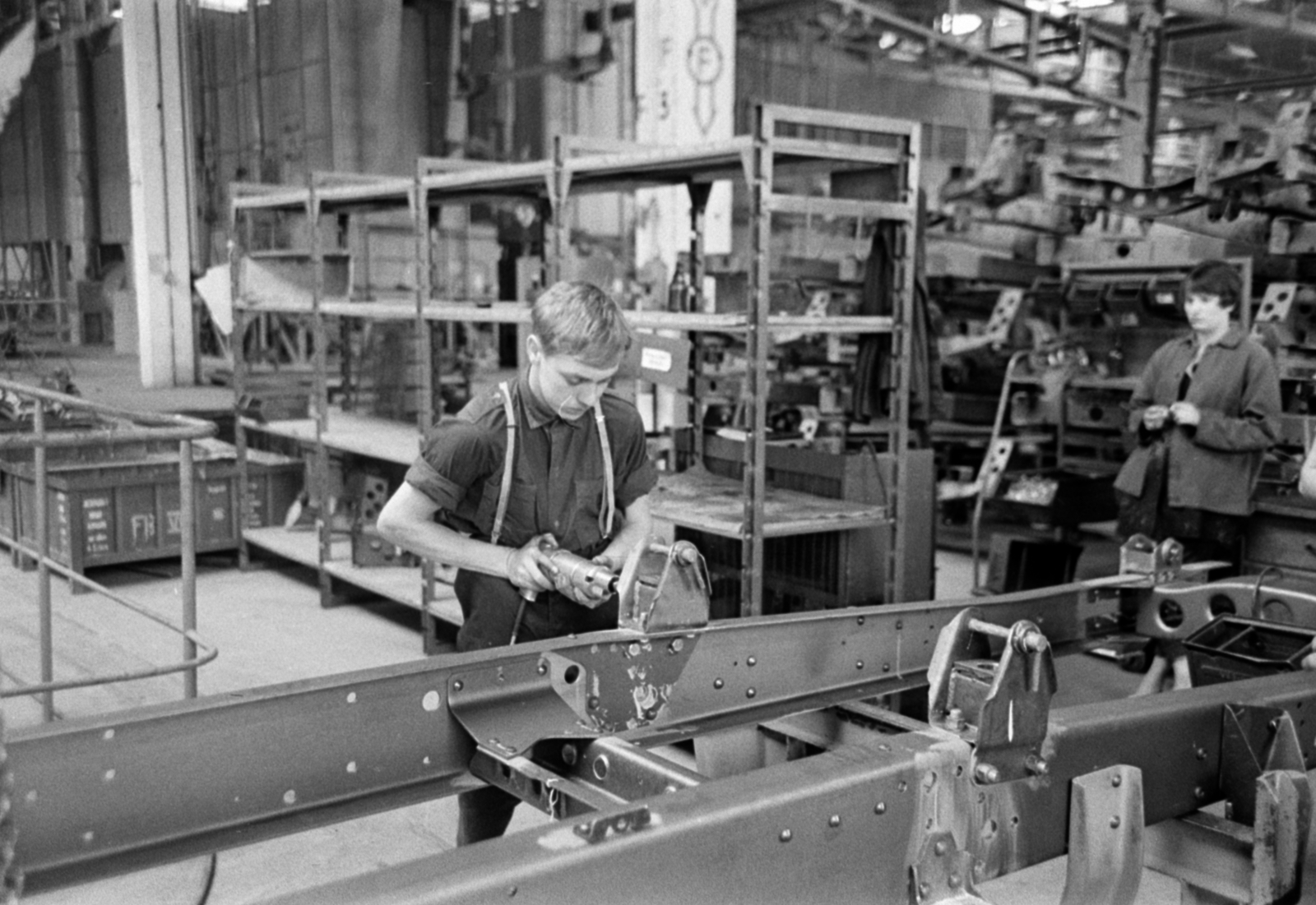 Németország, Ludwigsfelde, VEB IFA-Automobilwerke Ludwigsfelde üzemcsarnoka, IFA W50 típusú teherautó alvázának gyártósora., 1966, Bojár Sándor, NDK, IFA W50, Fortepan #179551