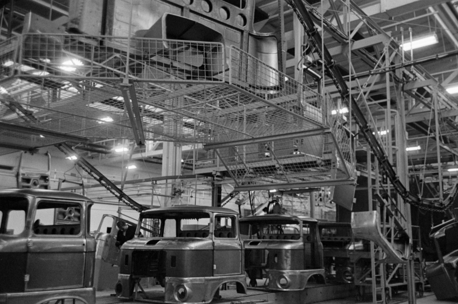 Németország, Ludwigsfelde, VEB IFA-Automobilwerke Ludwigsfelde üzemcsarnoka, IFA W50 típusú teherautók vezetőfülkéjének szerelősora., 1966, Bojár Sándor, NDK, IFA W50, Fortepan #179553