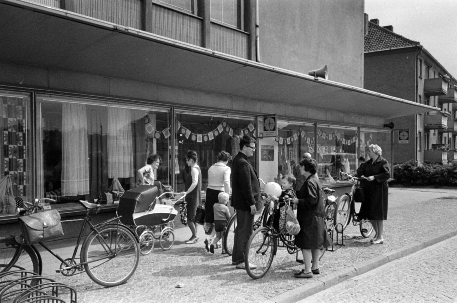 Németország, Ludwigsfelde, Albert-Tanneur-Strasse, áruház., 1966, Bojár Sándor, NDK, Fortepan #179556