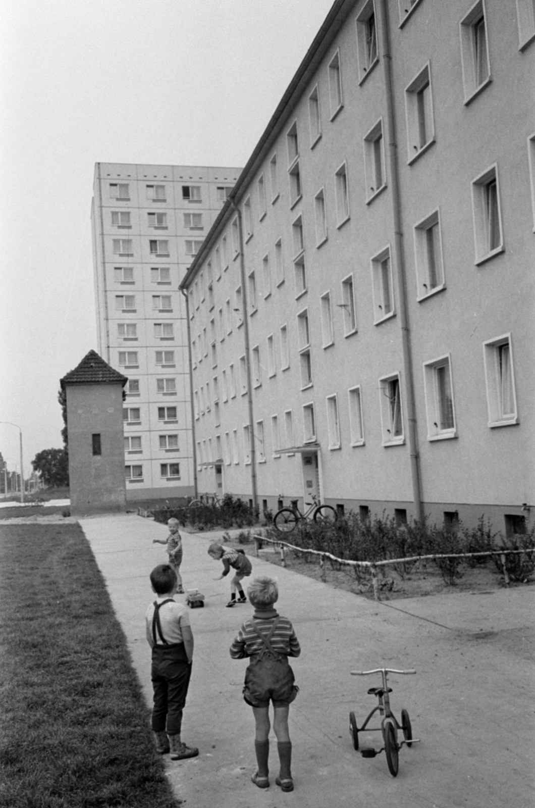 Germany, Ludwigsfelde, Potsdamer Strasse, háttérben a munkásszálló magasháza., 1966, Bojár Sándor, bicycle, GDR, Fortepan #179559